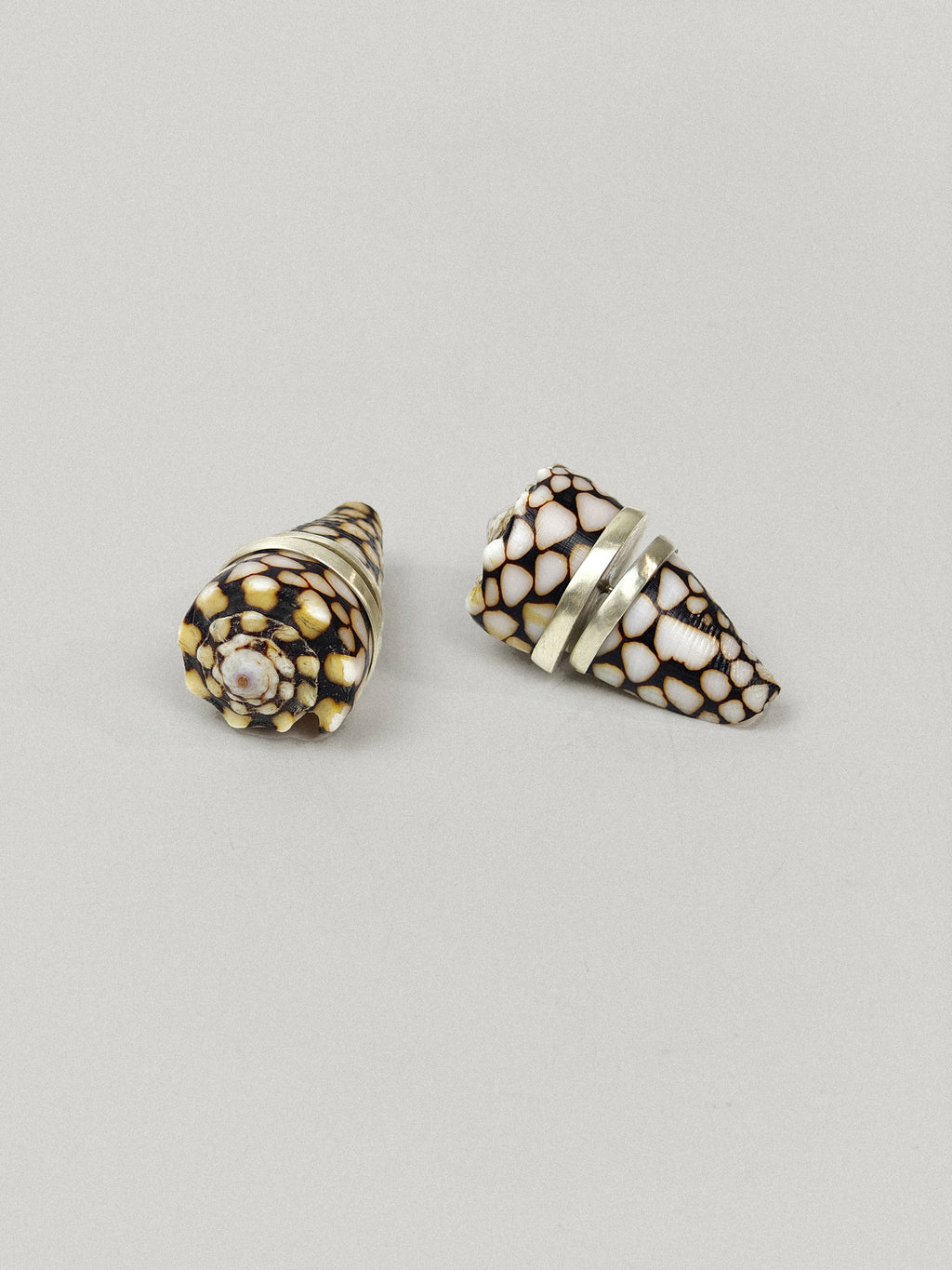 ASSORTED SCULPTURAL SHELL JEWELRY SET
