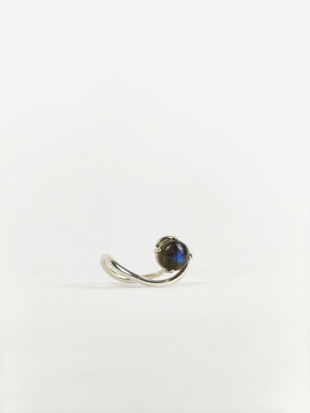 PILIN RING WITH LABRADORITE STONE