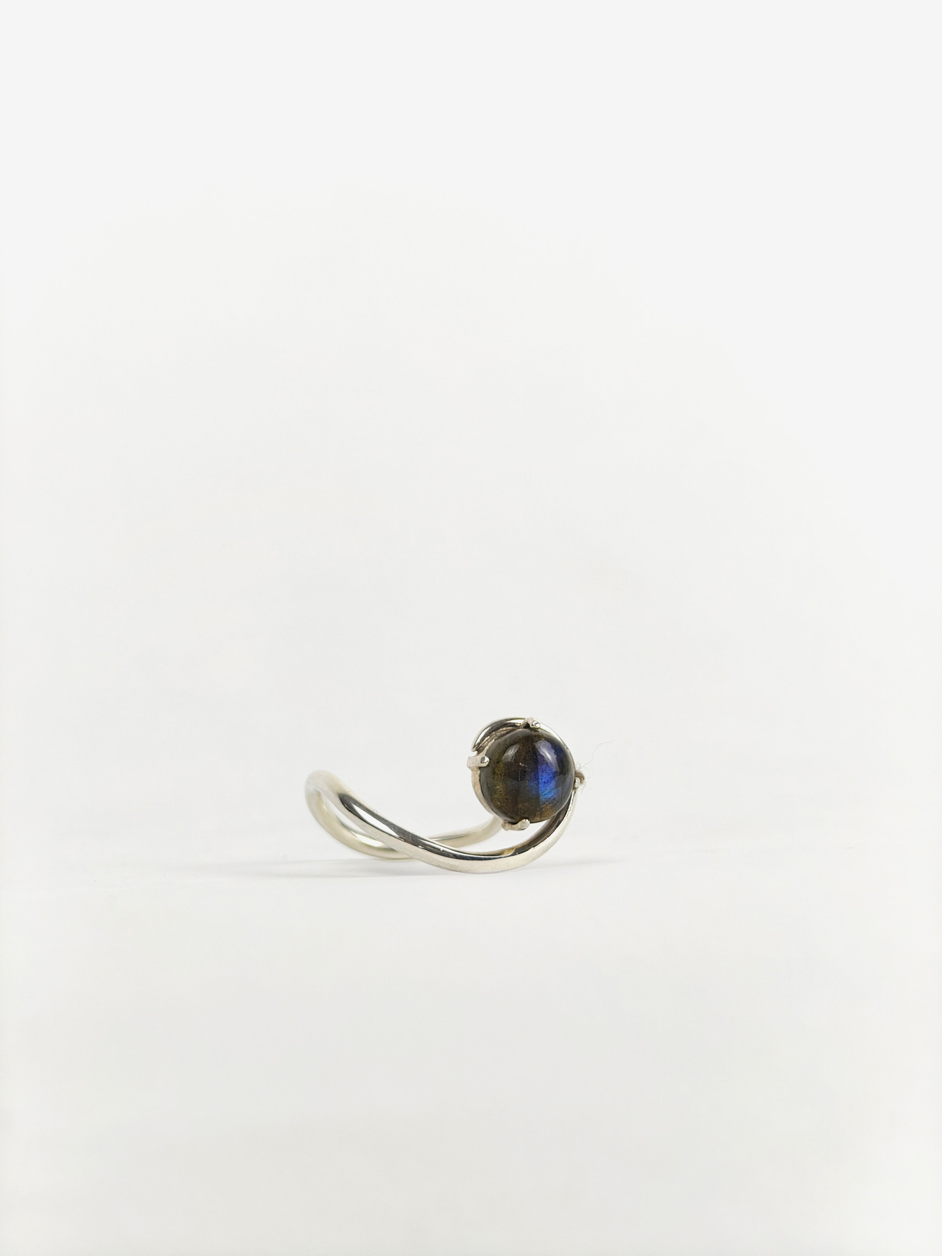 PILIN RING WITH LABRADORITE STONE