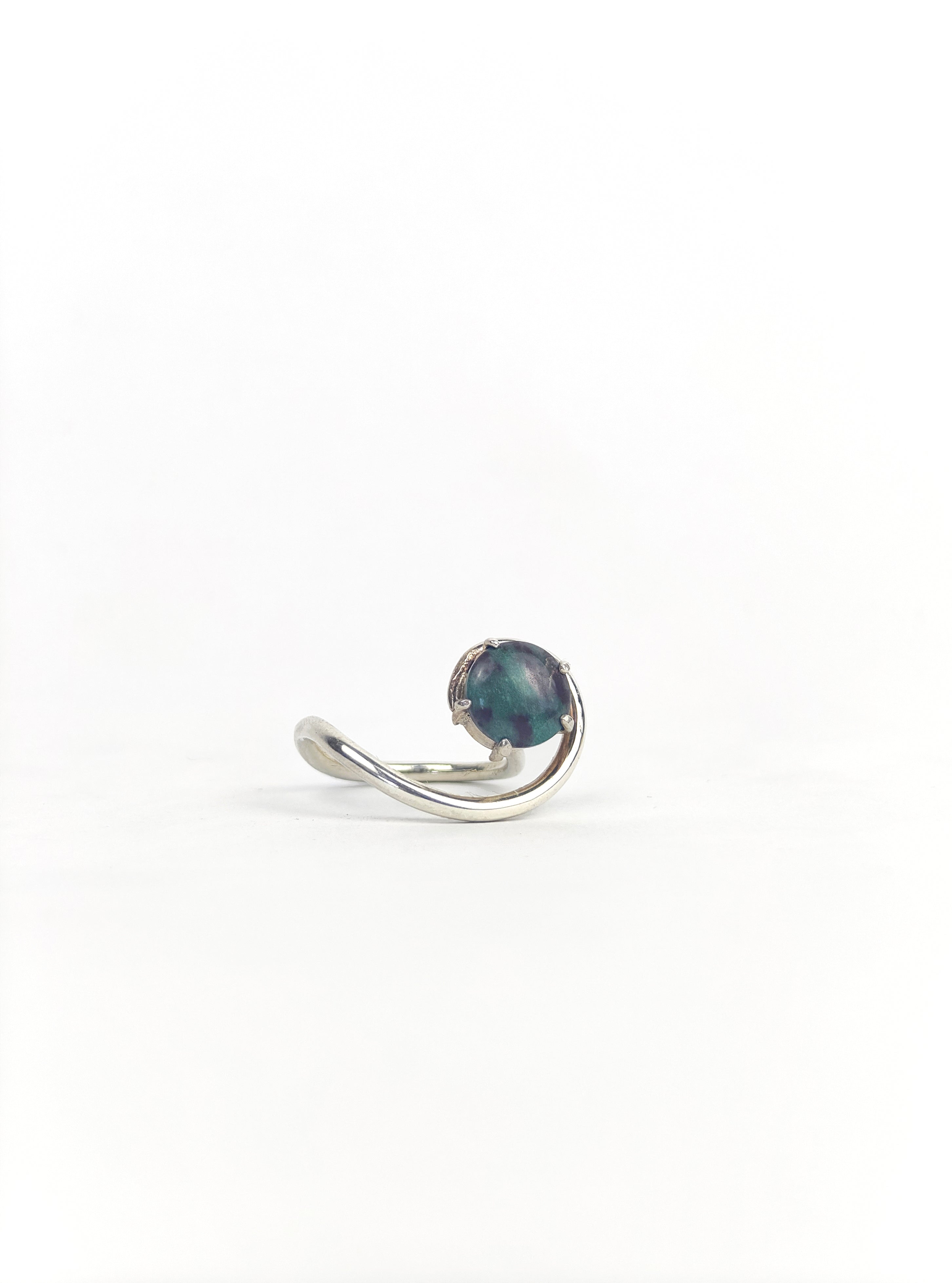 PILIN RING WITH BEACH STONE