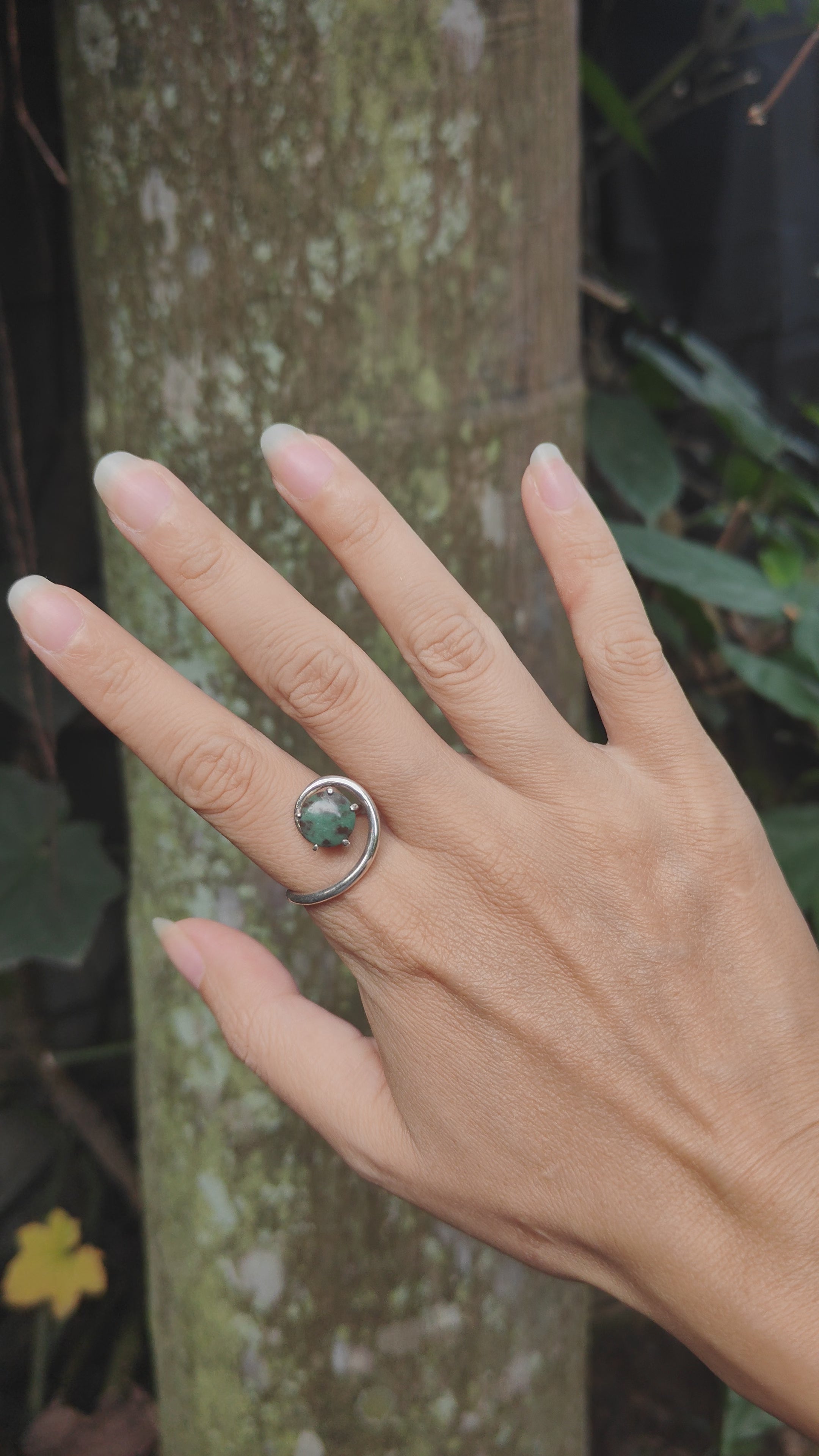 PILIN RING WITH BEACH STONE